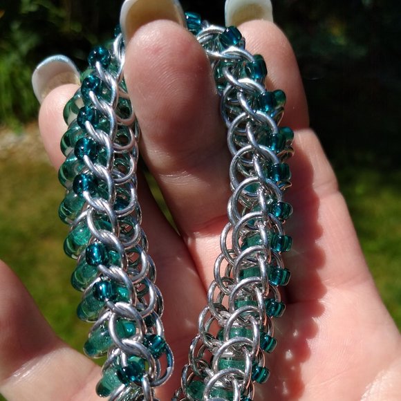 NWOT Bracelet of Seafoam Czech Glass Rings, & Aluminum Rings Handmade 6" - Picture 9 of 13